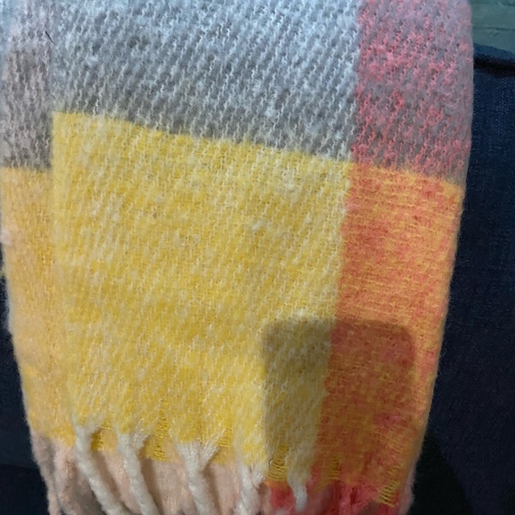 Steve Madden large check scarf/shawl, never worn - Picture 2 of 7